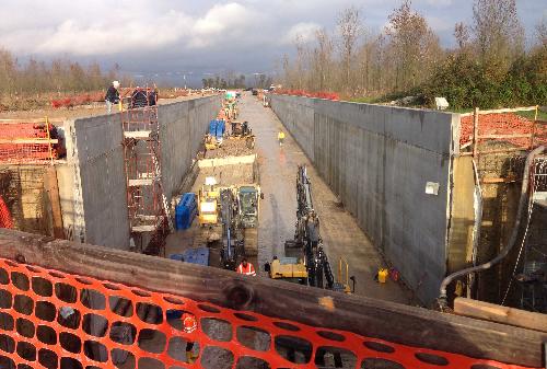 Cantiere dei lavori in corso sotto i binari della linea ferroviaria Palmanova-Cervignano, sul tratto stradale  compreso fra Strassoldo e la strada statale 14 - Cervignano del Friuli 18/11/2014