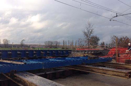 Cantiere dei lavori in corso sotto i binari della linea ferroviaria Palmanova-Cervignano, sul tratto stradale  compreso fra Strassoldo e la strada statale 14 - Cervignano del Friuli 18/11/2014