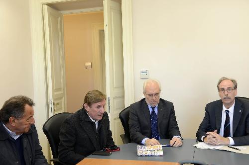 Francesco Cipolla e Giorgio Brandolin (Vicepresidente e presidente CONI FVG), Alberto Miglietta (Amministratore delegato CONI Servizi) e Gianni Torrenti (Assessore regionale Sport) alla firma della Convenzione tra Regione Friuli Venezia Giulia e CONI Servizi per il Censimento e il Monitoraggio degli impianti sportivi del FVG - Trieste 21/11/2014