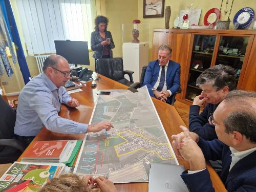 L’incontro tra l’assessore regionale alla Difesa dell’ambiente Fabio Scoccimarro, il sindaco di Carlino Loris Bazzo e i rappresentanti del Consorzio di Bonifica Pianura friulana.