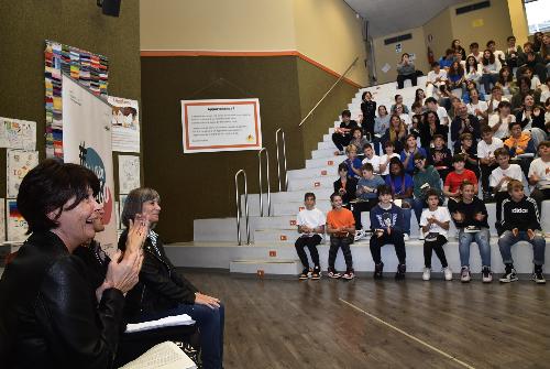 L'assessore regionale Alessia Rosolen davanti alla platea degli studenti