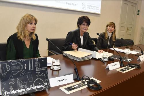 Un momento della presentazione del bando internazionalizzazione, l’iniziativa congiunta Fondazione Pittini-Regione, in partnership con l’Ufficio scolastico regionale. Al centro l’assessore regionale all’Istruzione Alessia Rosolen.