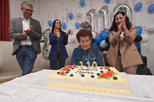 L’assessore regionale alle Autonomie locali Pierpaolo Roberti in occasione della festa per i 110 anni della signora Maria Carpatachi