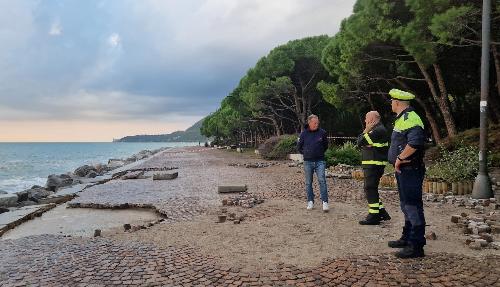 L'assessore regionale Fabio Scoccimarro nel corso del sopralluogo a Barcola