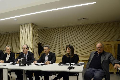 Maria Teresa Bassa Poropat (Presidente Provincia Trieste), Gianni Torrenti (Assessore regionale Cultura FVG), Claudio Martinelli (Direttore servizio Attività culturali Provincia autonoma Trento), Stefania Grimaldi (Cooperativa La Collina) e Piero del Giudice (Giornalista e scrittore, curatore mostra) alla presentazione della mostra "L'Europa in guerra. Tracce del secolo breve", al Magazzino delle Idee - Trieste 29/11/2014