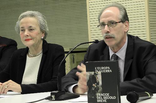 Maria Teresa Bassa Poropat (Presidente Provincia Trieste) e Gianni Torrenti (Assessore regionale Cultura FVG) alla presentazione della mostra "L'Europa in guerra. Tracce del secolo breve", al Magazzino delle Idee - Trieste 29/11/2014