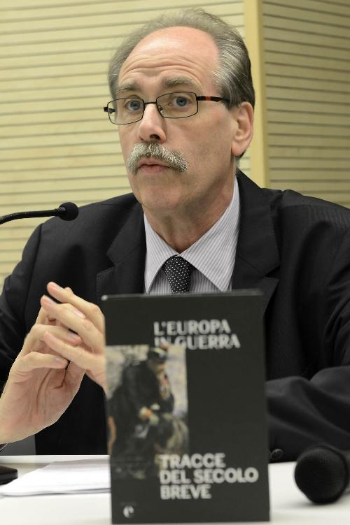 Gianni Torrenti (Assessore regionale Cultura FVG) alla presentazione della mostra "L'Europa in guerra. Tracce del secolo breve", al Magazzino delle Idee - Trieste 29/11/2014