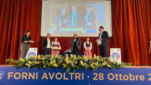 Un momento della cerimonia per i 70 anni del Campionato carnico di calcio con l'assessore regionale alle Finanze Barbara Zilli.