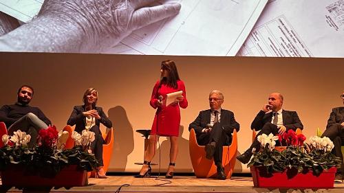 I relatori sul palco del Tetaro sociale a Gemona del Friuli