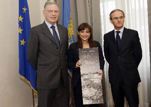 Valter Pezzarini [Presidente Pro Loco FVG - Comitato regionale FVG Unione Nazionale Pro Loco d'Italia (UNPLI)], Debora Serracchiani (Presidente Regione Friuli Venezia Giulia) e Giuseppe Morandini (Presidente Cassa di Risparmio Friuli Venezia Giulia) con "2015 con la nostra gente, un anno di eventi", calendario realizzato da Ca.Ri.FVG e Pro Loco FVG - Trieste 05/12/2014