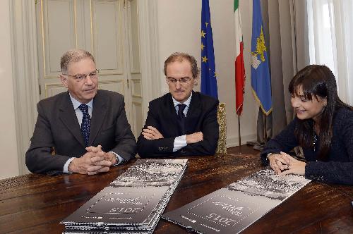 Valter Pezzarini [Presidente Pro Loco FVG - Comitato regionale FVG Unione Nazionale Pro Loco d'Italia (UNPLI)], Giuseppe Morandini (Presidente Cassa di Risparmio Friuli Venezia Giulia) e Debora Serracchiani (Presidente Regione Friuli Venezia Giulia) con "2015 con la nostra gente, un anno di eventi", calendario realizzato da Ca.Ri.FVG e Pro Loco FVG - Trieste 05/12/2014