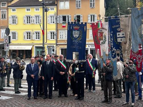 L'assessore regionale Callari alla cerimonia per il centenario della sezione Ana di Gorizia in piazza Vittoria a Gorizia
