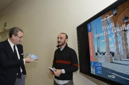 Sergio Bolzonello (Vicepresidente Regione FVG e assessore Attività produttive) e Luigi Farrauto (Autore "Lonely Planet FVG") alla presentazone della guida "Lonely Planet Friuli Venezia Giulia" - Trieste 10/12/2014