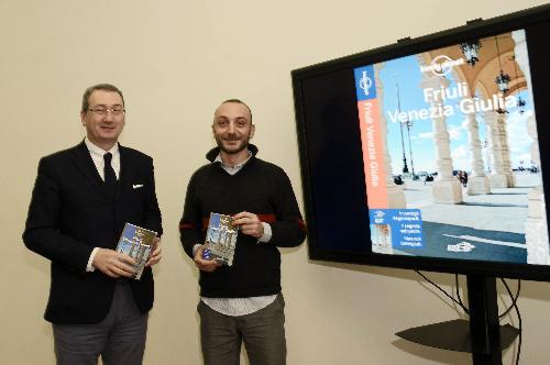 Sergio Bolzonello (Vicepresidente Regione FVG e assessore Attività produttive) e Luigi Farrauto (Autore "Lonely Planet FVG") alla presentazone della guida "Lonely Planet Friuli Venezia Giulia" - Trieste 10/12/2014