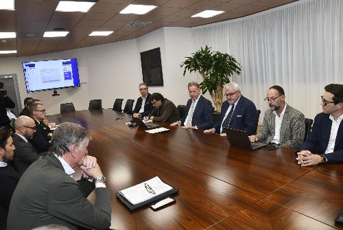 L'assessore regionale alla Difesa dell'ambiente, energia e sviluppo sostenibile Fabio Scoccimarro all'incontro con i terminalisti di Porto Nogaro