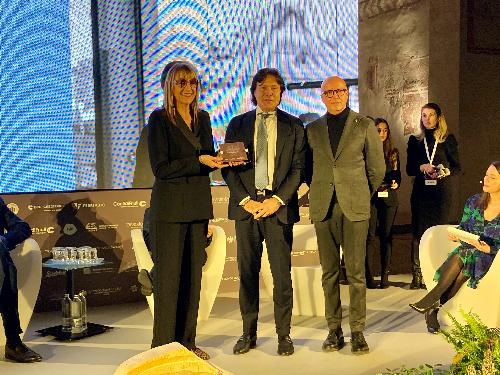 L'assessore regionale alle Attività produttive Sergio Emidio Bini durante la cerimonia di premiazione svoltasi a Udine