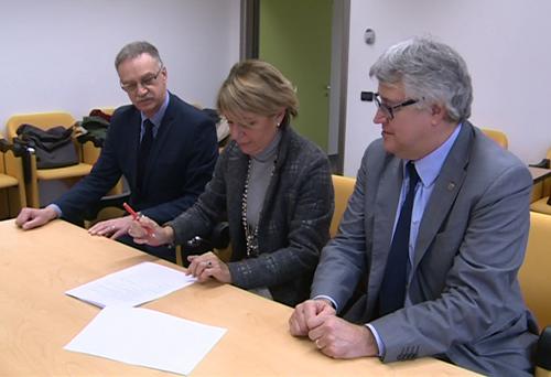 Maurizio Fermeglia (Rettore Università Trieste), Maria Sandra Telesca (Assessore regionale Salute) e Alberto Felice De Toni (Rettore Università Udine) alla sottoscrizione della preintesa per l'istituzione delle nuove aziende ospedaliero-universitarie, all'AREA Science Park - Padriciano (TS) 16/12/2014