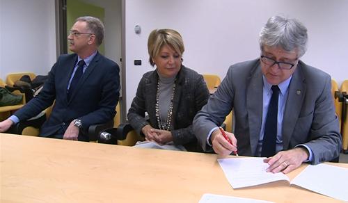 Maurizio Fermeglia (Rettore Università Trieste), Maria Sandra Telesca (Assessore regionale Salute) e Alberto Felice De Toni (Rettore Università Udine) alla sottoscrizione della preintesa per l'istituzione delle nuove aziende ospedaliero-universitarie, all'AREA Science Park - Padriciano (TS) 16/12/2014