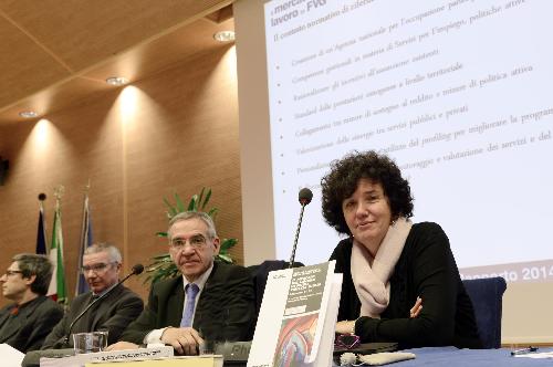 Ruggero Cortellino (Direttore centrale Lavoro, Formazione, Istruzione, Pari Opportunità, Politiche giovanili e Ricerca) e Loredana Panariti (Assessore regionale Lavoro) alla presentazione de "Il Mercato del Lavoro in Friuli Venezia Giulia. Rapporto 2014", nell'Auditorium della Regione FVG - Udine 16/12/2014