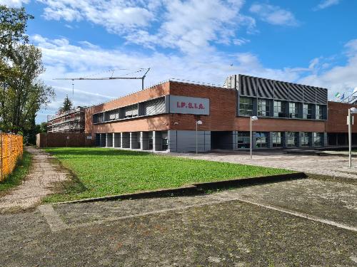 La sede dell'Istituto professionale Carniello di Brugnera; sul retro il cantiere per la realizzazione dell'ampliamento della scuola