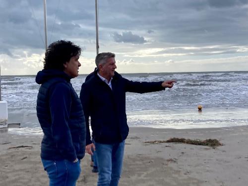 Un momento del sopralluogo fatto dall'assessore alle Attività produttive Sergio Emidio Bini sulla spiaggia di Grado.
