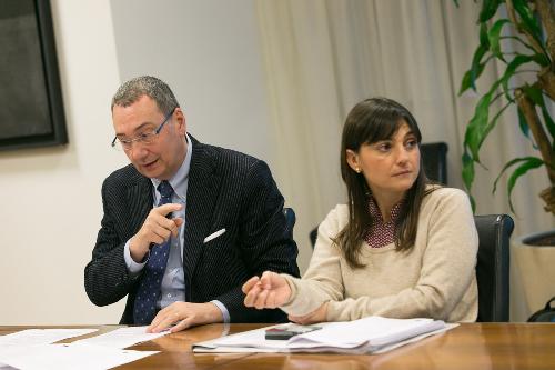 Sergio Bolzonello (Vicepresidente Regione FVG e assessore Attività produttive) e Debora Serracchiani (Presidente Regione Friuli Venezia Giulia) alla conferenza stampa di presentazione di "Rilancimpresa.FVG - Riforma delle Politiche Industriali" - Udine 20/12/2014