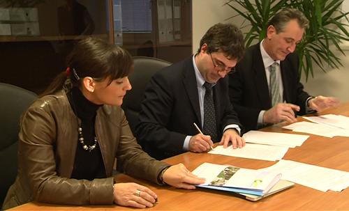 Debora Serracchiani (Presidente Regione Friuli Venezia Giulia), Fabrizio Luches (Presidente Carniacque S.p.A) e Furio Azzopardo (Direttore Cartiera Burgo/Mosaico Tolmezzo) alla firma dell'Accordo tra la Cartiera Burgo/Mosaico e la concessionaria del servizio idrico integrato Carniacque S.p.A., per la prosecuzione dell'utilizzo del depuratore di Tolmezzo da parte di Mosaico - Tolmezzo 19/12/2014