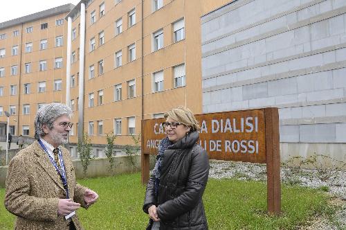 Mauro Delendi (Direttore generale Azienda Ospedaliero-Universitaria Udine) e Maria Sandra Telesca (Assessore regionale Salute) davanti alla Casa della Dialisi "Angelo Morelli De Rossi" al Santa Maria della Misericordia - Udine 23/12/2014