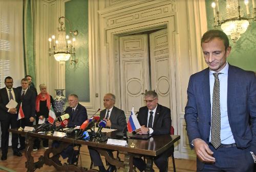 In primo piano il governatore Fedriga durante la conferenza stampa finale dei ministrI dell’Interno italiano Matteo Piantedosi, sloveno Bostjan Poklukar e croato Davor Bozinovic. 