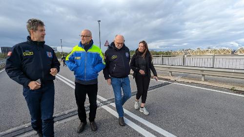 L'assessore regionale Riccardo Riccardi in sopralluogo sul ponte tra Latisana e San Michele al Tagliamento