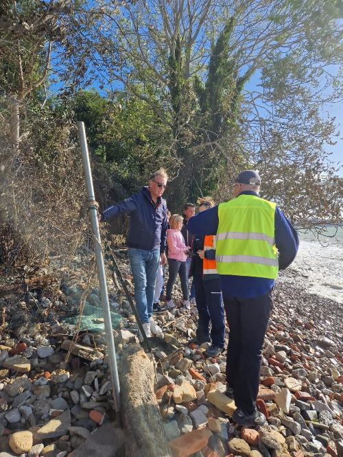 L'assessore regionale Fabio Scoccimarro in sopralluogo con i tecnici Arpa a Barcola