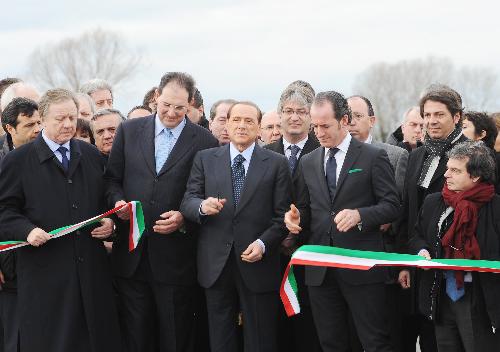 Renzo Tondo (Presidente Friuli Venezia Giulia) insieme a Silvio Berlusconi (Presidente Consiglio), Altero Matteoli (Ministro Infrastrutture e Trasporti) e Giancarlo Galan (Presidente Veneto) alla consegna del Passante di 33 chilometri a tre corsie tra Quarto d'Altino e Dolo. (Bonisiolo 08/02/09)
