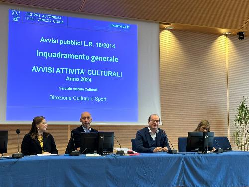 Il vicegovernatore Mario Anzil, secondo da destra, nel suo intervento all'Infoday sui bandi per la cultura nell'auditorium Comelli nella sede della Regione a Udine 