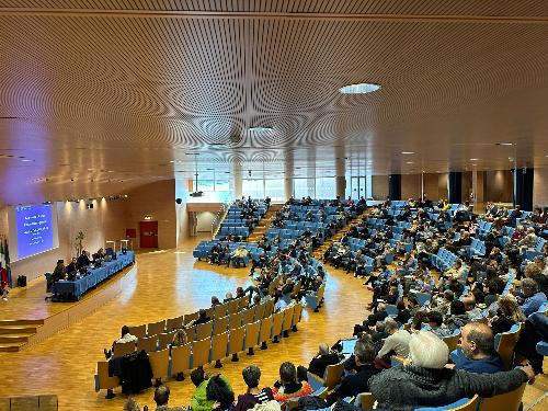 I rappresentanti delle associazioni e delle istituzioni del mondo culturale regionale nell'auditorium Comelli della sede della Regione a Udine