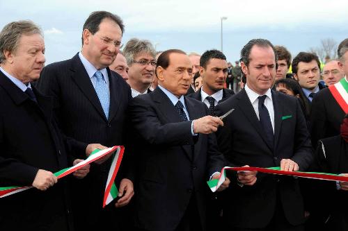 Renzo Tondo (Presidente Friuli Venezia Giulia), Silvio Berlusconi (Presidente del Consiglio), Giancarlo Galan (Presidente Veneto) ed altre autorità all'inaugurazione del Passante di Mestre. (Bonisiolo, 08/02/09)
378 KB