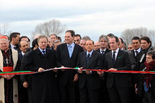 Renzo Tondo (Presidente Friuli Venezia Giulia), Silvio Berlusconi (Presidente del Consiglio), Giancarlo Galan (Presidente Veneto) ed altre autorità all'inaugurazione del Passante di Mestre. (Bonisiolo, 08/02/09)
