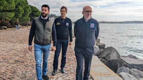 L'assessore regionale con delega alla Protezione civile del Friuli Venezia Giulia Riccardo Riccardi (a destra), che ha eseguito un sopralluogo lungo nella pineta di Barcola e sul lungomare, a Trieste.