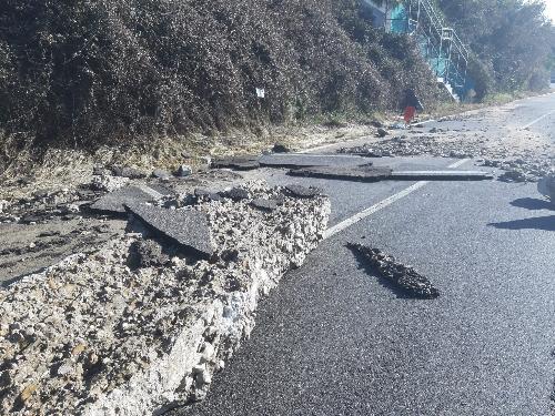 Il dissesto della strada per Lazzaretto dopo le mareggiate dei giorni scorsi