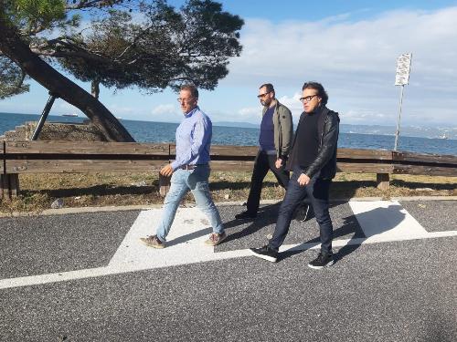 L'assessore regionale Sergio Emidio Bini (primo a destra) sulla strada per Lazzaretto