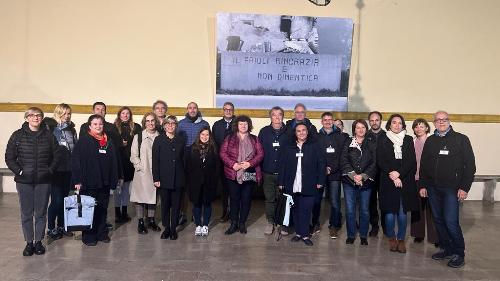 Foto di gruppo al termine dei lavori fuori dal Comune di Gemona, alla presenza dell'assessore regionale alle Finanze Barbara Zilli e del gruppo multidisciplinare di esperti internazionali