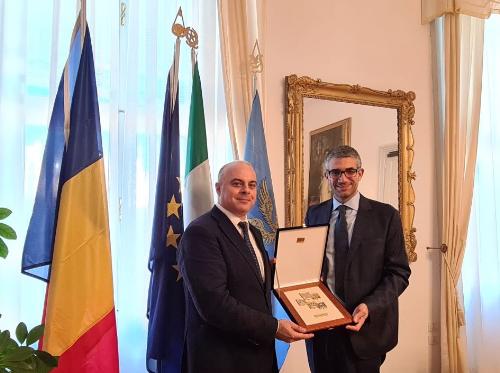 L’assessore alle Autonomie locali Pierpaolo Roberti insieme al console generale di Romania a Trieste Cosmin Victor Lotreanu.