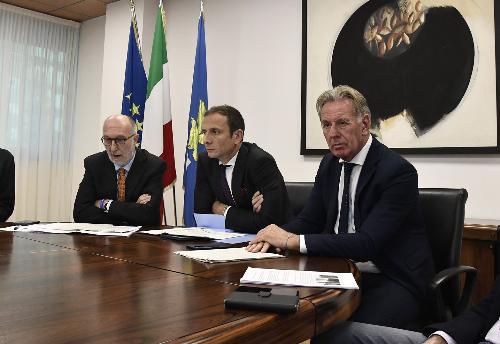 Al centro il governatore Massimiliano Fedriga, alla sua destra l'assessore Riccardo Riccardi e alla sua sinistra l'assessore Fabio Scoccimarro Al Al centro il governatore Massimiliano Fedriga, alla sua destra l'assessore Riccardo Riccardi e alla sua sinistra l'assessore Fabio Scoccimarro 