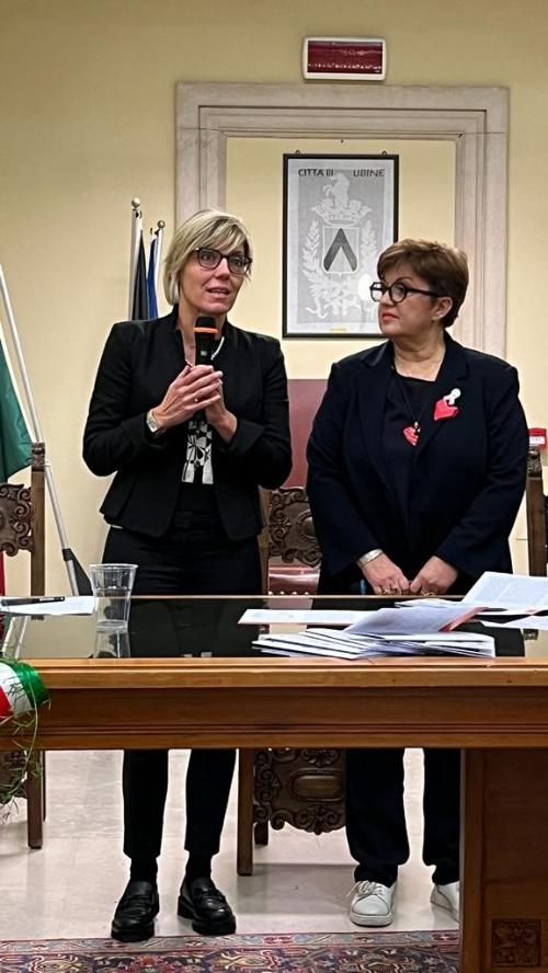 L’assessore regionale alle Finanze Barbara Zilli con la presidente dell'Andos di Udine Mariangela Fantin alla presentazione del progetto in memoria del Carabiniere Fabio Pasquariello