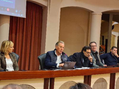 L'assessore Fabio Scoccimarro nell'auditorium della Regione a Pordenone per illustrare ai sindaci i piani di investimento per il Consrozio Cellina-Meduna