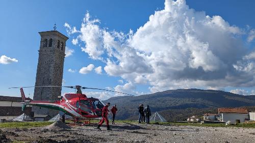 L'atterraggio dell'elicottero a Frisanco