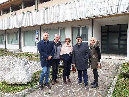 L'assessore regionale al Patrimonio Sebastiano Callari (secondo da destra nella foto) durante il sopralluogo all'immobile pubblico di Tolmezzo