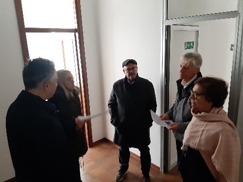 L'assessore regionale al Patrimonio Sebastiano Callari (al centro della foto) durante il sopralluogo all'immobile pubblico di Tolmezzo