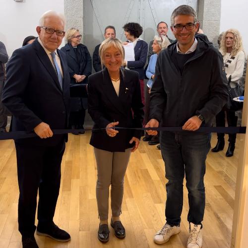 L'assessore regionale alle Autonomie locali Pierpaolo Roberti (a destra) all'inaugurazione della miostra "Ship portraits" con il presidente della Triestina della Vela Marina Simoni e l'assessore alla Cultura del Comune di Trieste Giorgio Rossi.