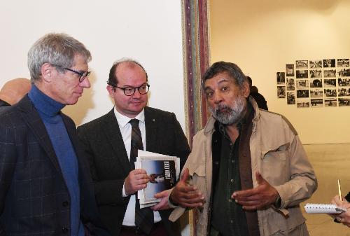 Il vicegovernatore  Mario Anzil alla mostra "India oggi" a Trieste ascolta il fotografo Pablo Bartholomew