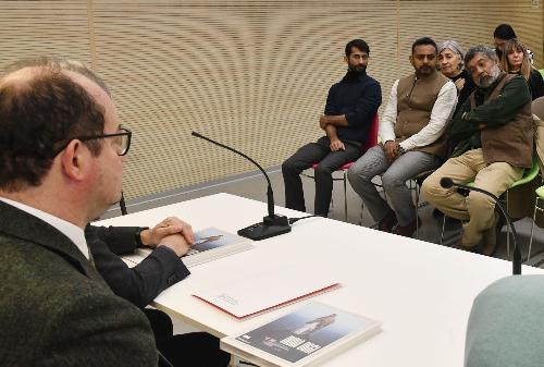 Il vicegovernatore Mario Anzil al Magazzino delle Idee per l'inaugurazione della mostra "India oggi"